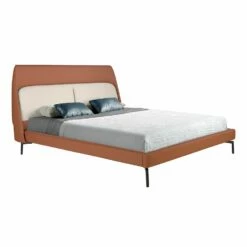 Cama De Matrimonio Tapizada En Polipiel Marrón Y Gris Claro. Estrcutura De Patas En Acero Inoxidable Color Negro Acabado Mate. Incluye Un Somier Multilamas De Madera De Pino.